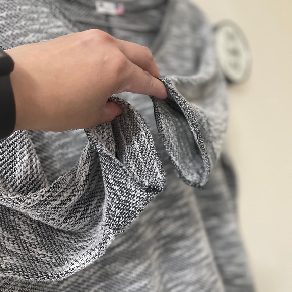 KUT from the kloth V-neck 3/4 sleeves sweater - Picture 4 of 8